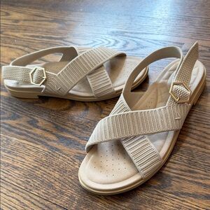Vivaia sz 42 (US 10.5) Beige Textured Sandals